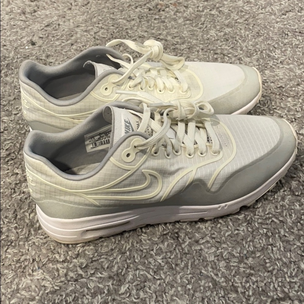 Worn- great condition! Nike air max